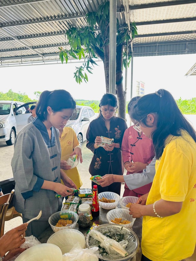 Offering to the rain-retreat schools in Thanh Hoa and Hoang Phap pagoda of Dong Cao Pagoda