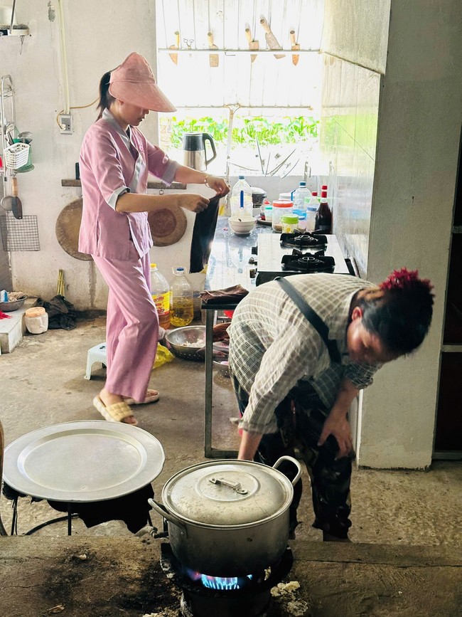 Offering to the rain-retreat schools in Thanh Hoa and Hoang Phap pagoda of Dong Cao Pagoda