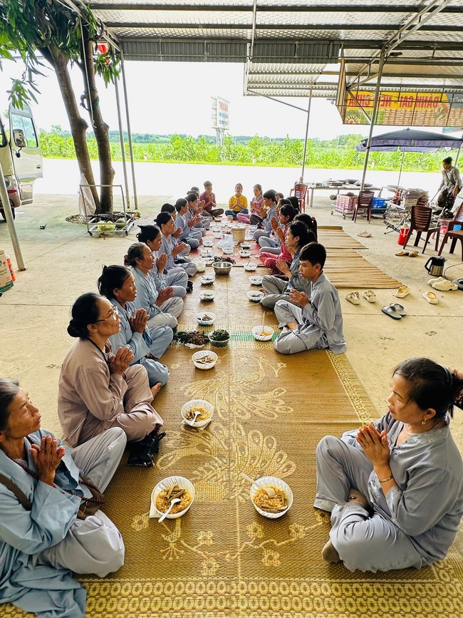 Offering to the rain-retreat schools in Thanh Hoa and Hoang Phap pagoda of Dong Cao Pagoda