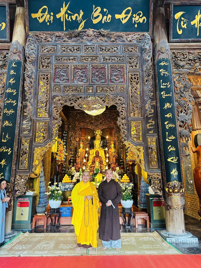 Offering to the rain-retreat schools in Thanh Hoa and Hoang Phap pagoda of Dong Cao Pagoda