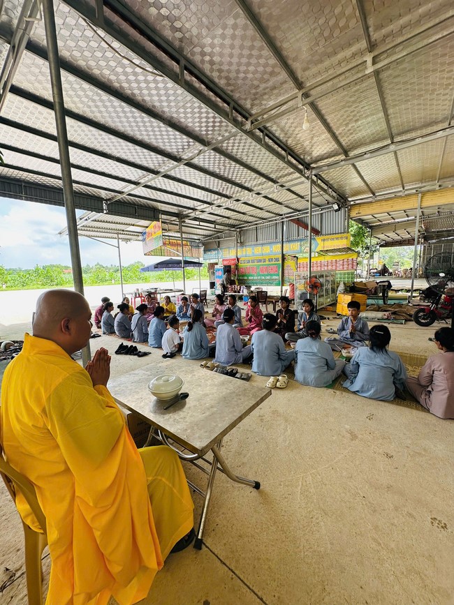 Offering to the rain-retreat schools in Thanh Hoa and Hoang Phap pagoda of Dong Cao Pagoda