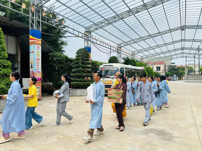 Offering to the rain-retreat schools in Thanh Hoa and Hoang Phap pagoda of Dong Cao Pagoda