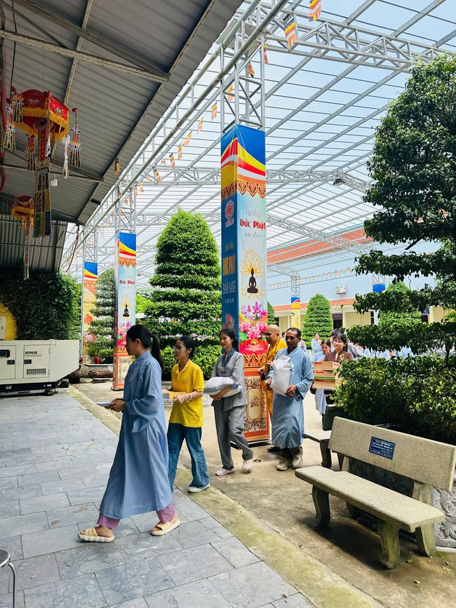 Offering to the rain-retreat schools in Thanh Hoa and Hoang Phap pagoda of Dong Cao Pagoda