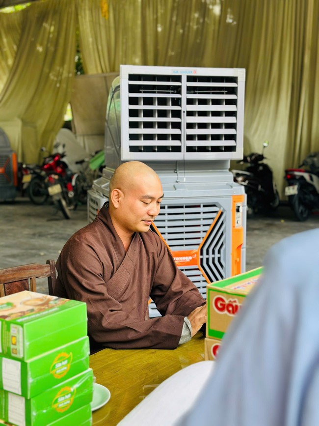 Offering to the rain-retreat schools in Thanh Hoa and Hoang Phap pagoda of Dong Cao Pagoda