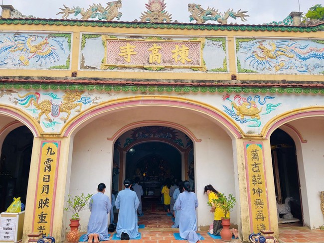 Offering to the rain-retreat schools in Thanh Hoa and Hoang Phap pagoda of Dong Cao Pagoda