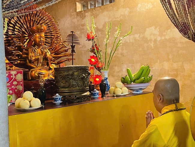 Offering to the rain-retreat schools in Thanh Hoa and Hoang Phap pagoda of Dong Cao Pagoda