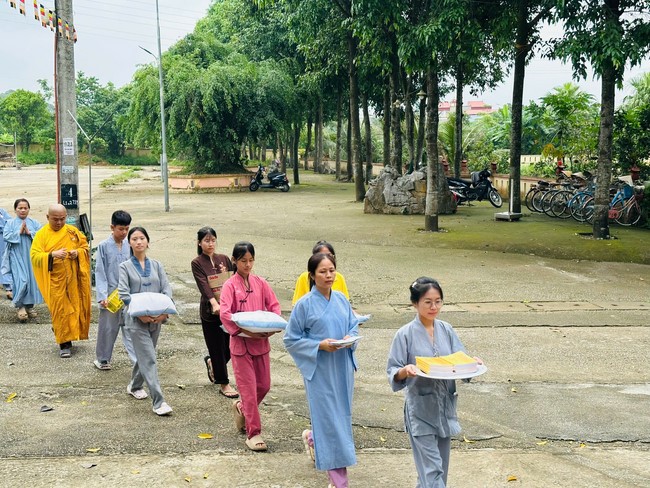 Offering to the rain-retreat schools in Thanh Hoa and Hoang Phap pagoda of Dong Cao Pagoda