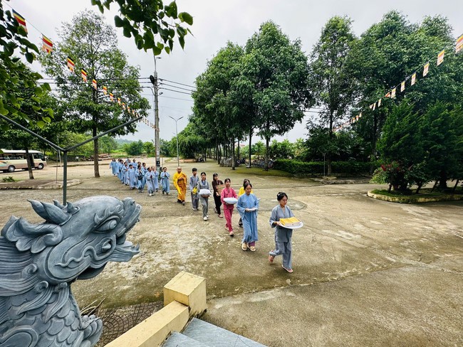 Offering to the rain-retreat schools in Thanh Hoa and Hoang Phap pagoda of Dong Cao Pagoda