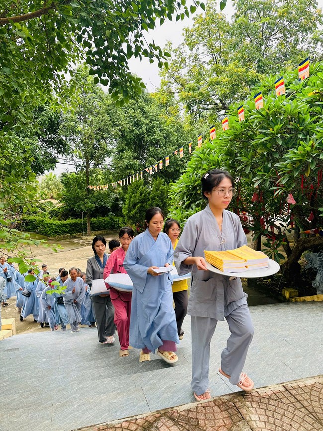 Offering to the rain-retreat schools in Thanh Hoa and Hoang Phap pagoda of Dong Cao Pagoda
