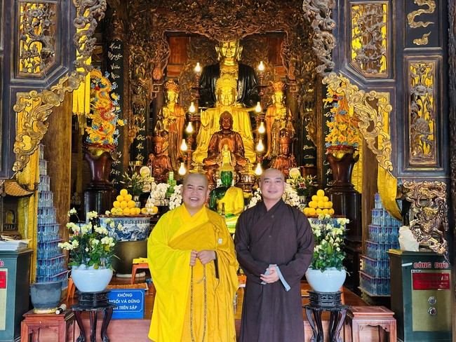 Offering to the rain-retreat schools in Thanh Hoa and Hoang Phap pagoda of Dong Cao Pagoda