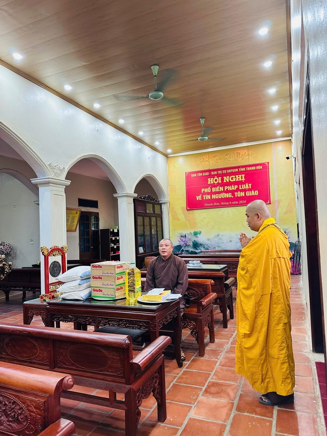Offering to the rain-retreat schools in Thanh Hoa and Hoang Phap pagoda of Dong Cao Pagoda