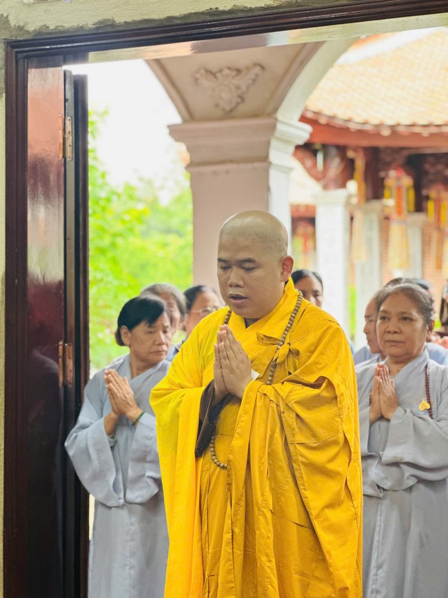 Offering to the rain-retreat schools in Thanh Hoa and Hoang Phap pagoda of Dong Cao Pagoda