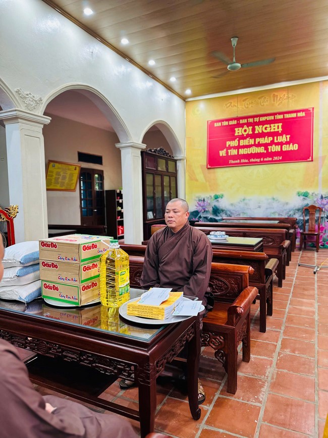 Offering to the rain-retreat schools in Thanh Hoa and Hoang Phap pagoda of Dong Cao Pagoda