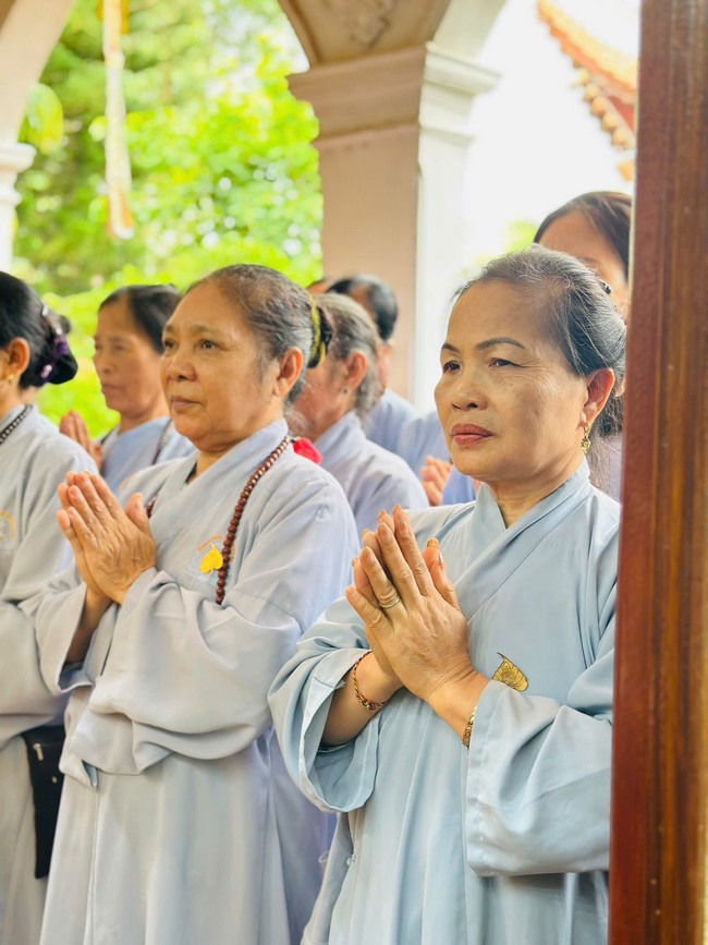 Offering to the rain-retreat schools in Thanh Hoa and Hoang Phap pagoda of Dong Cao Pagoda