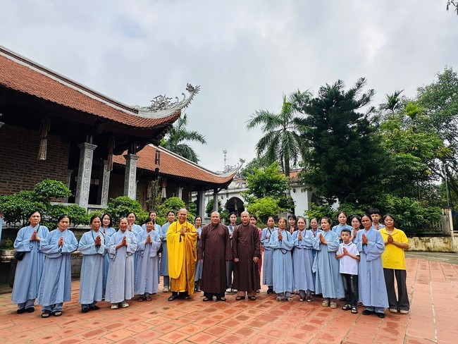 Offering to the rain-retreat schools in Thanh Hoa and Hoang Phap pagoda of Dong Cao Pagoda