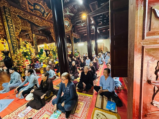 Offering to the rain-retreat schools in Thanh Hoa and Hoang Phap pagoda of Dong Cao Pagoda