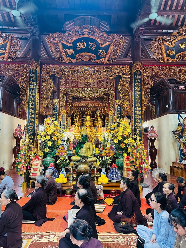 Offering to the rain-retreat schools in Thanh Hoa and Hoang Phap pagoda of Dong Cao Pagoda