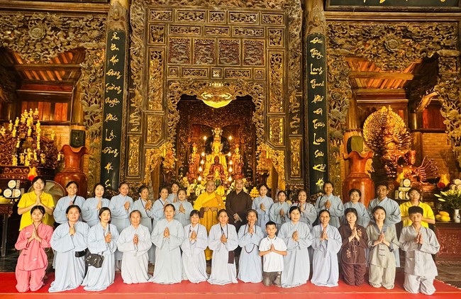 Offering to the rain-retreat schools in Thanh Hoa and Hoang Phap pagoda of Dong Cao Pagoda