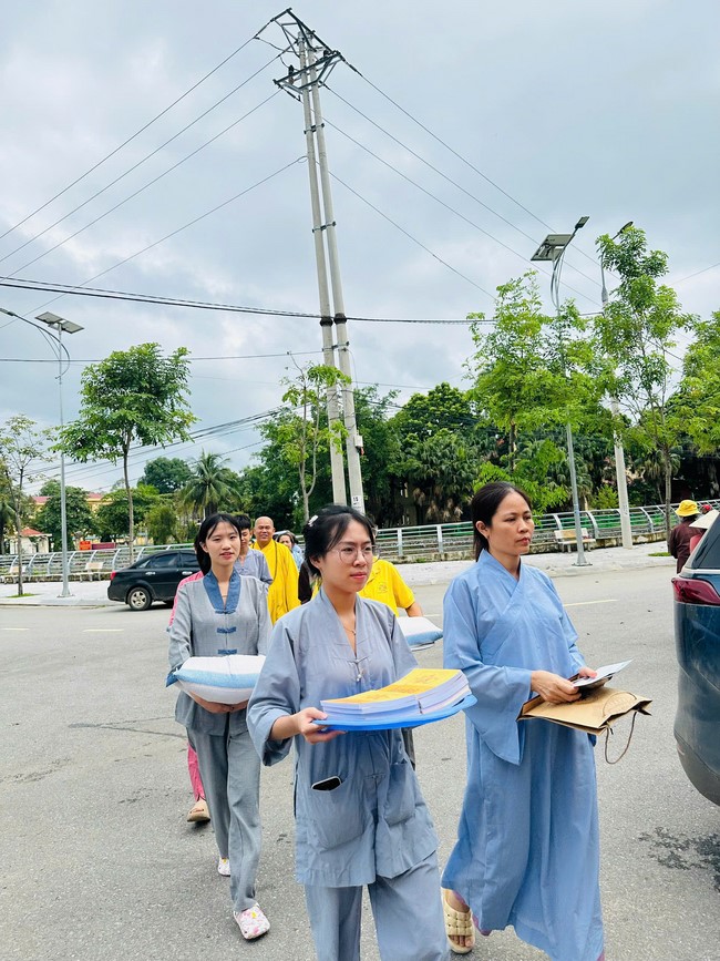 Offering to the rain-retreat schools in Thanh Hoa and Hoang Phap pagoda of Dong Cao Pagoda