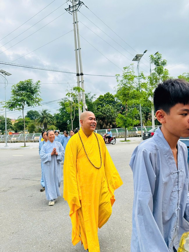Offering to the rain-retreat schools in Thanh Hoa and Hoang Phap pagoda of Dong Cao Pagoda