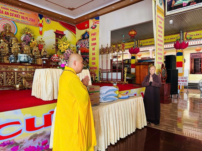 Offering to the rain-retreat schools in Thanh Hoa and Hoang Phap pagoda of Dong Cao Pagoda