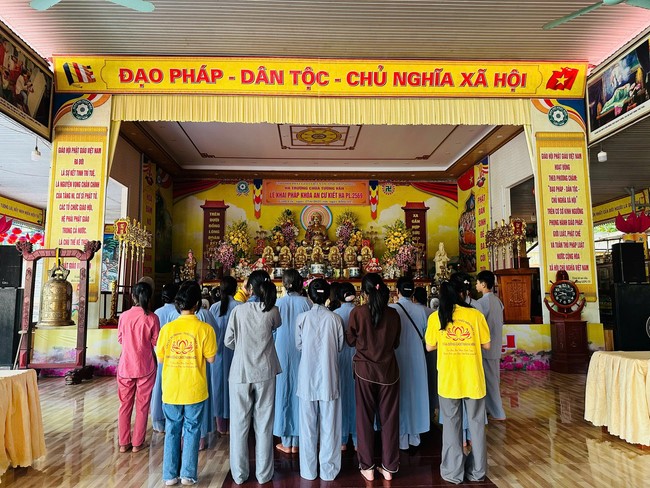 Offering to the rain-retreat schools in Thanh Hoa and Hoang Phap pagoda of Dong Cao Pagoda