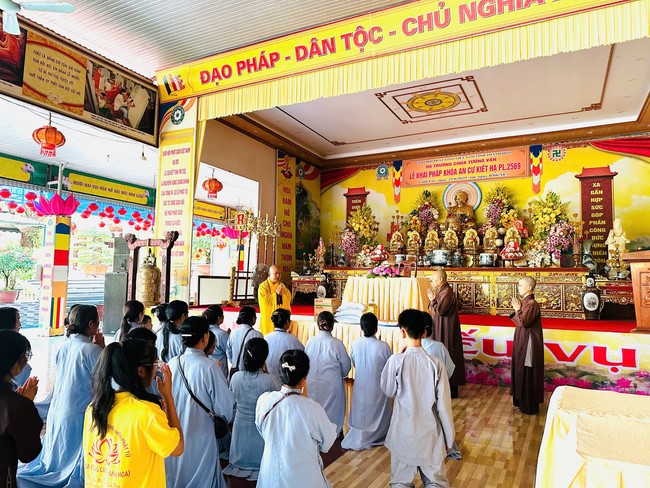Offering to the rain-retreat schools in Thanh Hoa and Hoang Phap pagoda of Dong Cao Pagoda