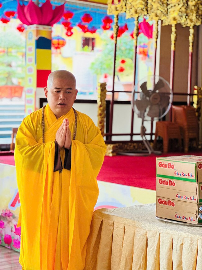 Offering to the rain-retreat schools in Thanh Hoa and Hoang Phap pagoda of Dong Cao Pagoda