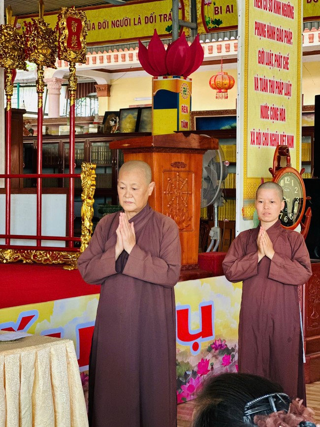 Offering to the rain-retreat schools in Thanh Hoa and Hoang Phap pagoda of Dong Cao Pagoda