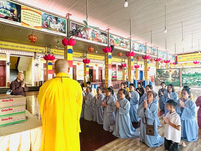 Offering to the rain-retreat schools in Thanh Hoa and Hoang Phap pagoda of Dong Cao Pagoda