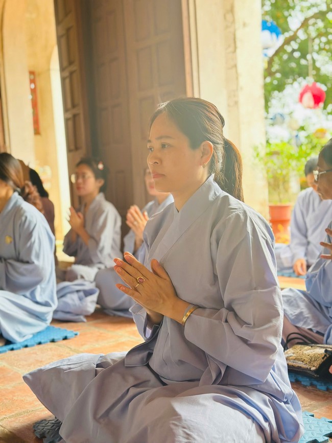 Offering to the rain-retreat schools in Thanh Hoa and Hoang Phap pagoda of Dong Cao Pagoda