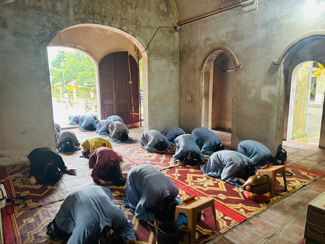 Offering to the rain-retreat schools in Thanh Hoa and Hoang Phap pagoda of Dong Cao Pagoda