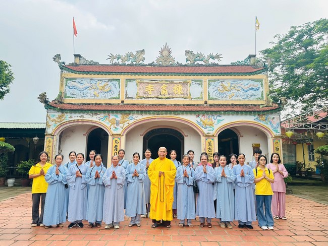 Offering to the rain-retreat schools in Thanh Hoa and Hoang Phap pagoda of Dong Cao Pagoda