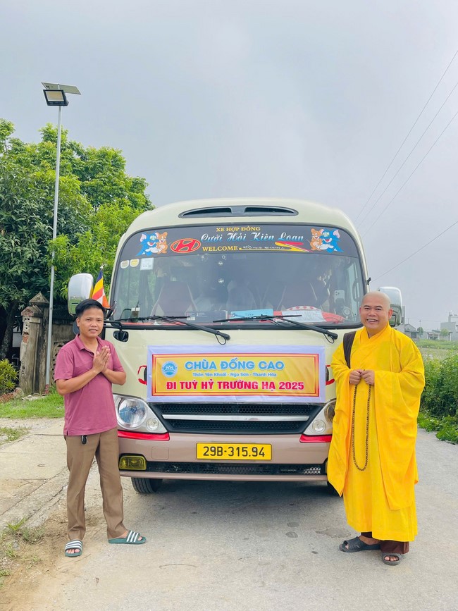 Offering to the rain-retreat schools in Thanh Hoa and Hoang Phap pagoda of Dong Cao Pagoda