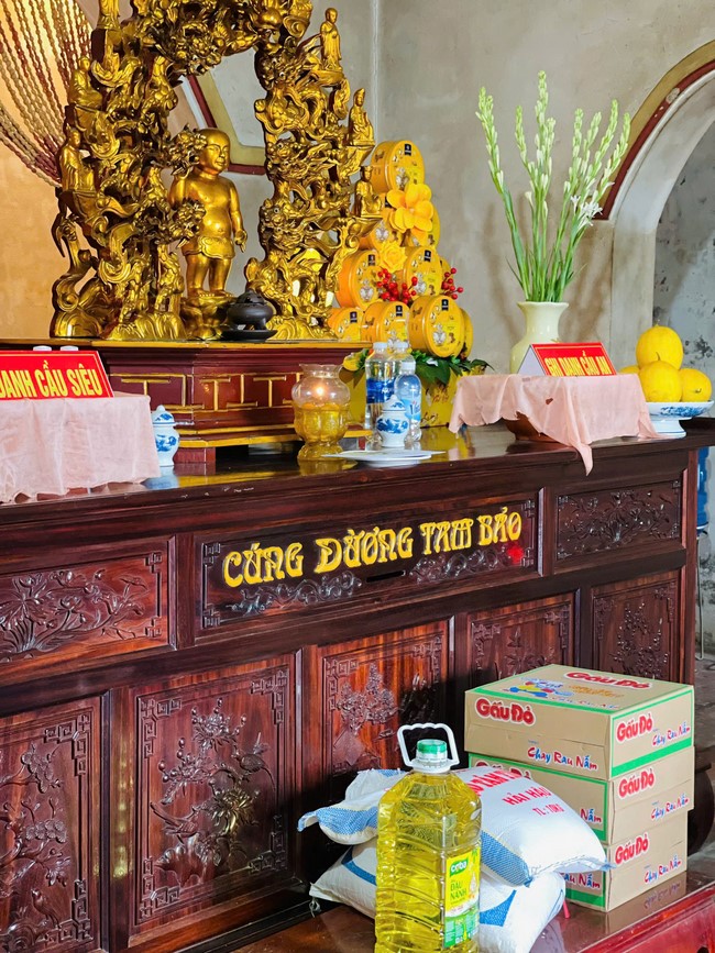 Offering to the rain-retreat schools in Thanh Hoa and Hoang Phap pagoda of Dong Cao Pagoda