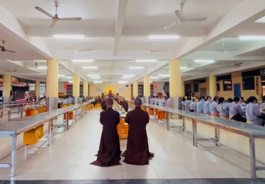 Offering to the rain-retreat schools in Thanh Hoa and Hoang Phap pagoda of Dong Cao Pagoda