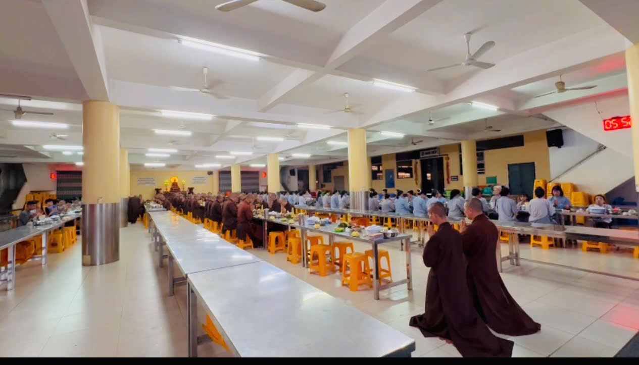 Offering to the rain-retreat schools in Thanh Hoa and Hoang Phap pagoda of Dong Cao Pagoda