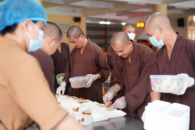 Giving vegetarian vermicelli at the Orthopedic Trauma Hospital - Ho Chi Minh City in the Temple's Charity Activities