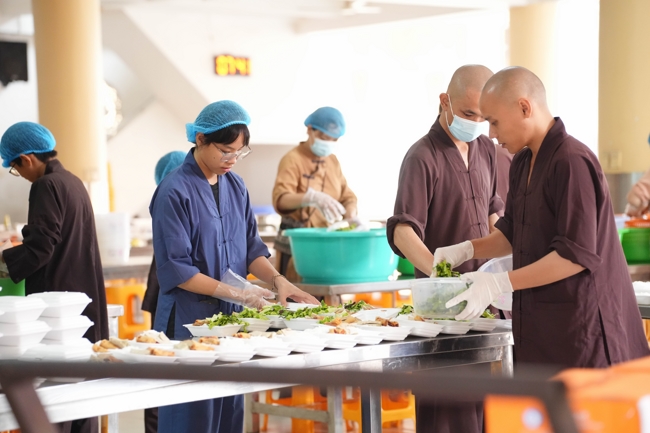 Giving vegetarian vermicelli at the Orthopedic Trauma Hospital - Ho Chi Minh City in the Temple's Charity Activities