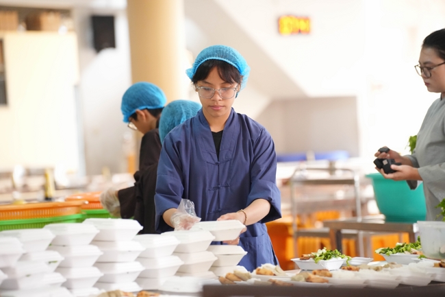 Giving vegetarian vermicelli at the Orthopedic Trauma Hospital - Ho Chi Minh City in the Temple's Charity Activities