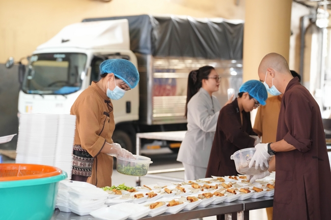 Giving vegetarian vermicelli at the Orthopedic Trauma Hospital - Ho Chi Minh City in the Temple's Charity Activities