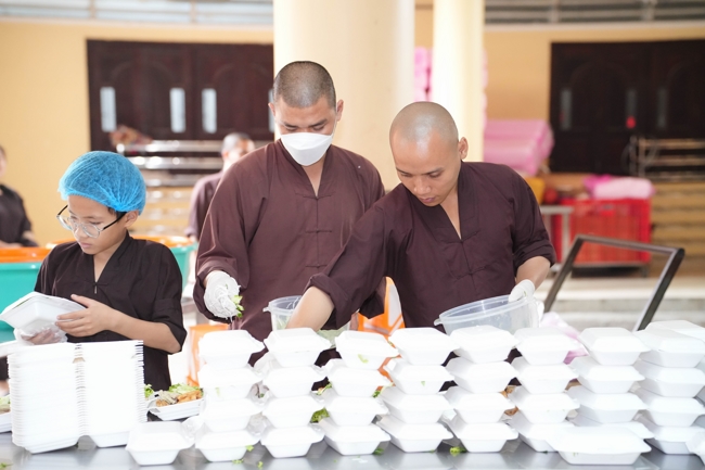 Giving vegetarian vermicelli at the Orthopedic Trauma Hospital - Ho Chi Minh City in the Temple's Charity Activities