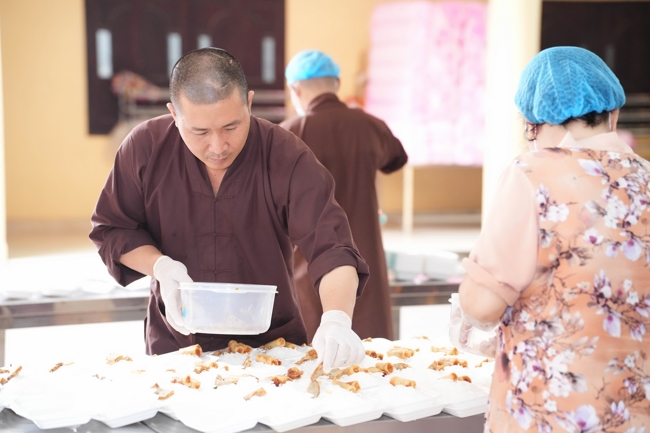 Giving vegetarian vermicelli at the Orthopedic Trauma Hospital - Ho Chi Minh City in the Temple's Charity Activities