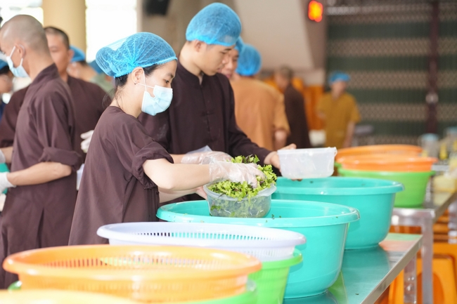 Giving vegetarian vermicelli at the Orthopedic Trauma Hospital - Ho Chi Minh City in the Temple's Charity Activities