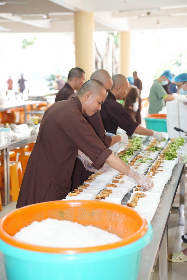 Giving vegetarian vermicelli at the Orthopedic Trauma Hospital - Ho Chi Minh City in the Temple's Charity Activities