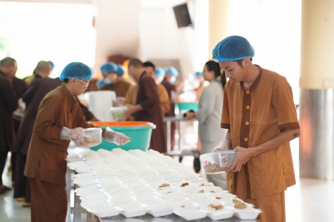 Giving vegetarian vermicelli at the Orthopedic Trauma Hospital - Ho Chi Minh City in the Temple's Charity Activities