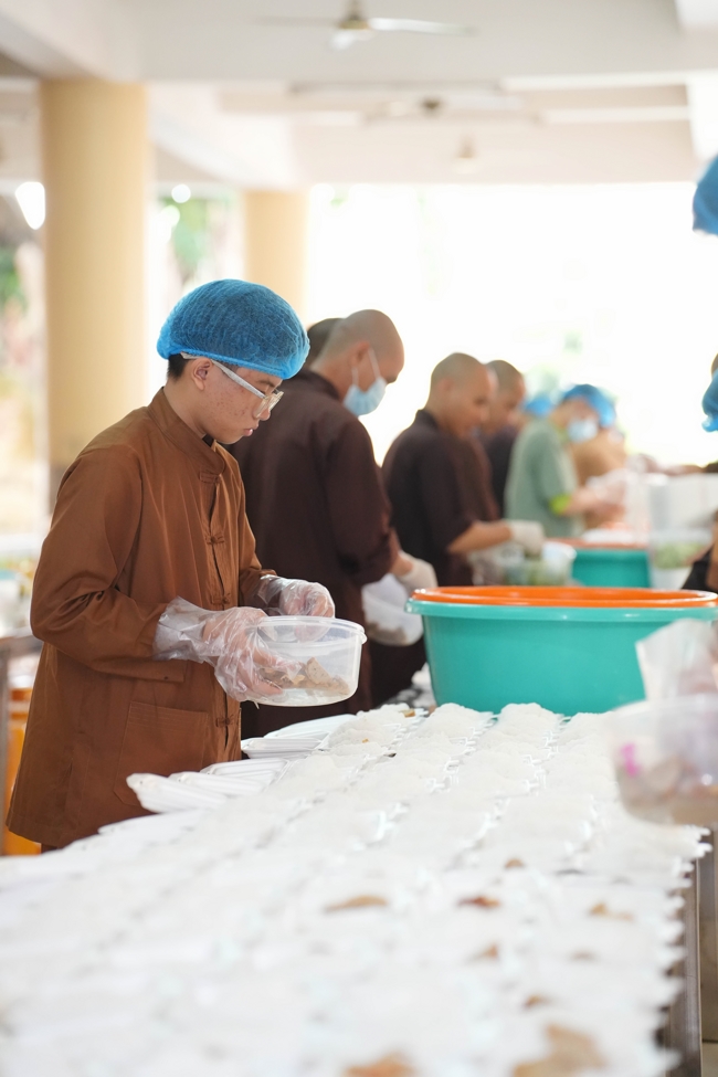 Giving vegetarian vermicelli at the Orthopedic Trauma Hospital - Ho Chi Minh City in the Temple's Charity Activities