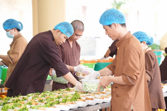 Giving vegetarian vermicelli at the Orthopedic Trauma Hospital - Ho Chi Minh City in the Temple's Charity Activities