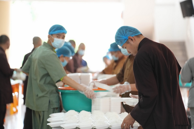 Giving vegetarian vermicelli at the Orthopedic Trauma Hospital - Ho Chi Minh City in the Temple's Charity Activities