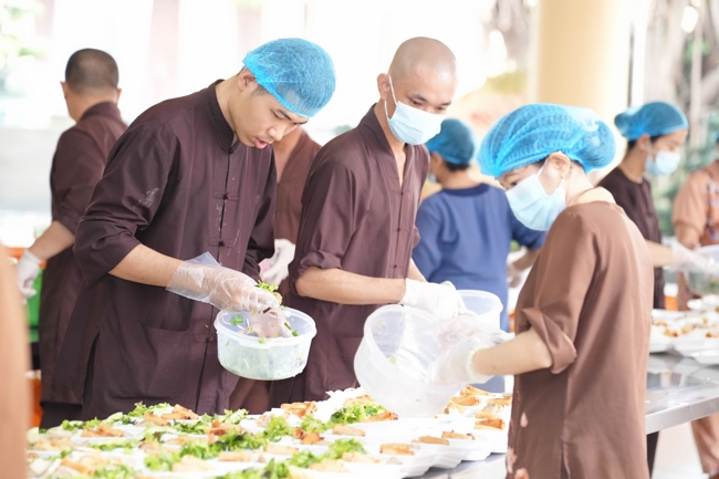 Giving vegetarian vermicelli at the Orthopedic Trauma Hospital - Ho Chi Minh City in the Temple's Charity Activities